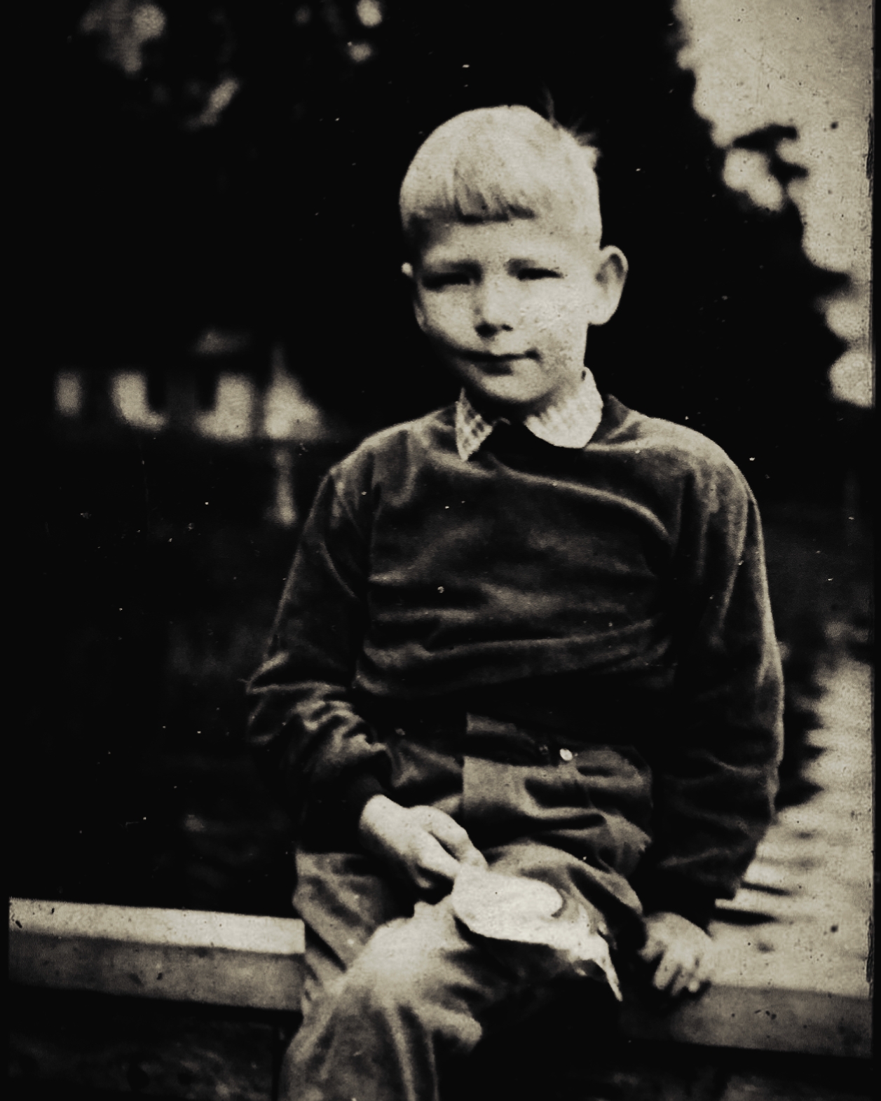 Ismo valmistamassa mittatilaustyönä käsintehtyjä nahkatuotteita